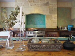 Fridge, oven, stovetop, dishwasher - Family Townhouse Sleeps 6 • 9 Minute Walk to City Centre • Parking Available (Bath)