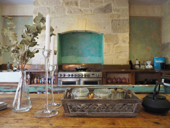 Réfrigérateur, un four, surface de cuisson, lave-vaisselle