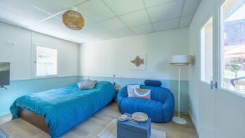 Iron/ironing board, bed sheets