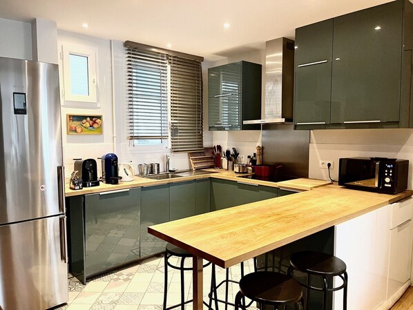 Kylskåp, mikrovågsugn, ugn och spishäll