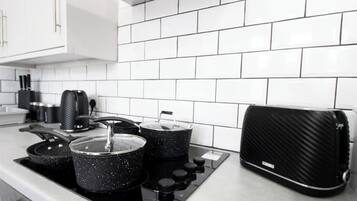 Refrigerador, horno, utensilios de cocina