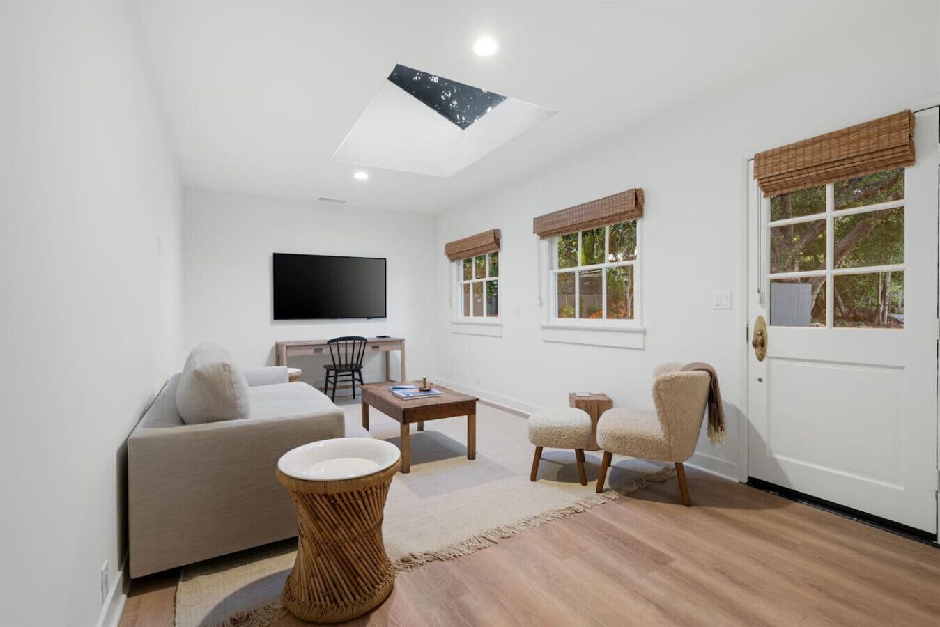 Smart TV, fireplace, stereo, offices