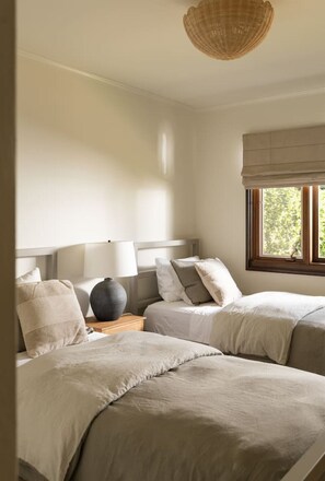 4 Schlafzimmer, Schreibtisch, Bügeleisen/Bügelbrett, Reisekinderbett