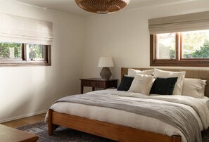 4 bedrooms, desk, iron/ironing board, travel cot - Montecito Cottage in Hedgerow Walk to Miramar (Montecito)