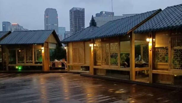 Une rangée de bâtiments traditionnels en bois, avec des toits couverts de tuiles, qui font probablement partie d’un hôtel ou d’une maison d’hôtes.