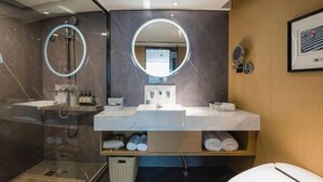 Un bagno moderno con un mobile lavabo, due lavabi, una doccia e uno specchio.
