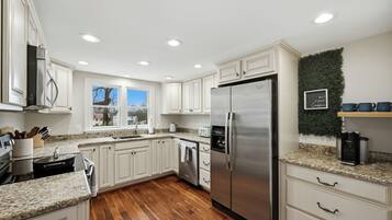 Réfrigérateur, four à micro-ondes, un four, surface de cuisson