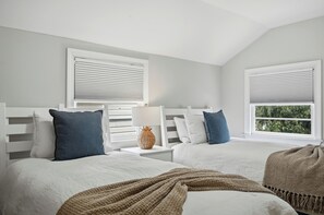 3 dormitorios, tabla de planchar con plancha, cuna de viaje