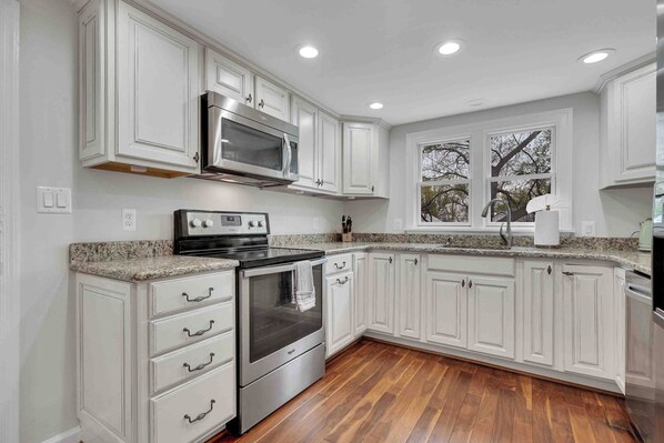 Jääkaappi, mikroaaltouuni, uuni, liesi