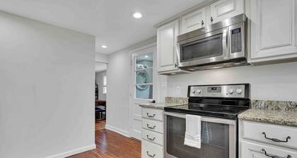 Quaint Royal Cottage @ Historic Leesburg