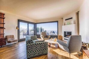 Fernseher, Kamin, Bücher