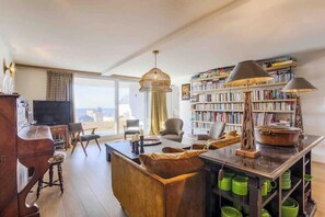 Fernseher, Kamin, Bücher