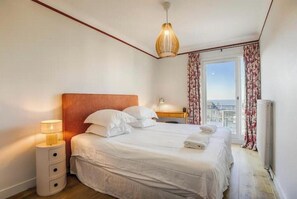 5 bedrooms, desk, travel crib, free WiFi - Arc-en-Ciel, architect-designed villa, sea view, garden, terrace, beach, station (Trouville-sur-Mer)