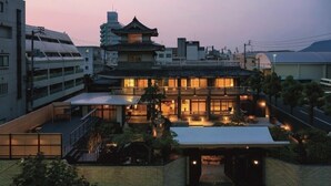 Il s’agit d’un bâtiment japonais traditionnel auquel a été ajoutée une extension moderne. Il comprend une cour avec des espaces aménagés pour s’asseoir et offre une vue sur le paysage urbain environnant.