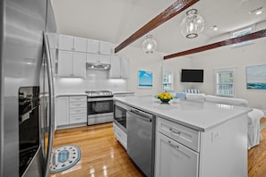 Fridge, microwave, oven, stovetop - The Cottage in Little Washington (Washington)