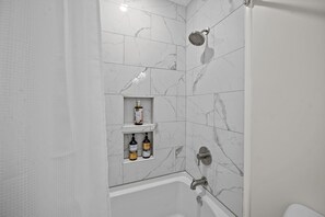 Douche, séchoir à cheveux, serviettes fournies, savon