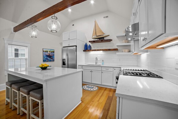 Een koelkast, een microgolfoven, een oven, een kookplaat