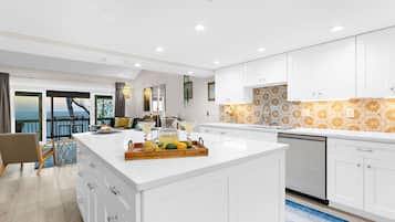 KĂŒhlschrank, Mikrowelle, Ofen, Herdplatte