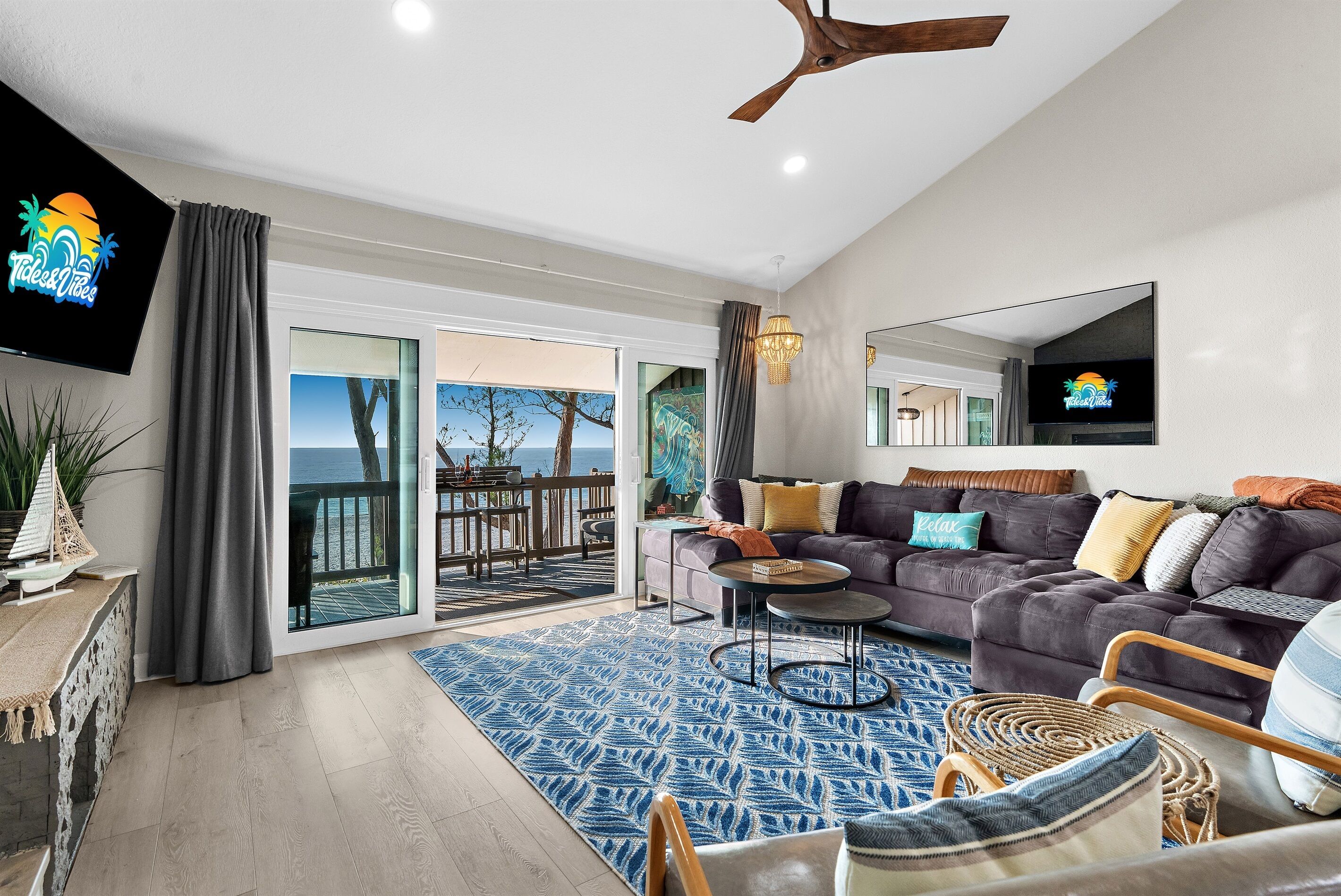 Een smart-tv, een open haard en boeken