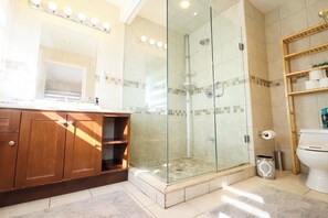 Haartrockner, Bidet, Handtücher, Seife