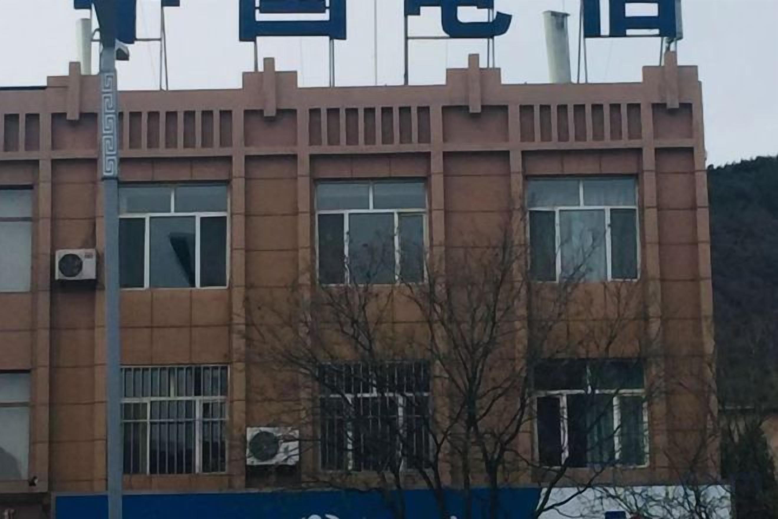 A building with multiple windows and air conditioning units.
