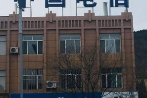 A building with multiple windows and air conditioning units. - Jinshan Hotel (Harqin Banner)