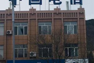 Un edificio con numerosas ventanas y unidades de aire acondicionado.