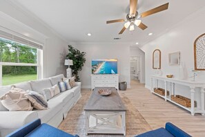 Smart-tv, boeken en een kantoor