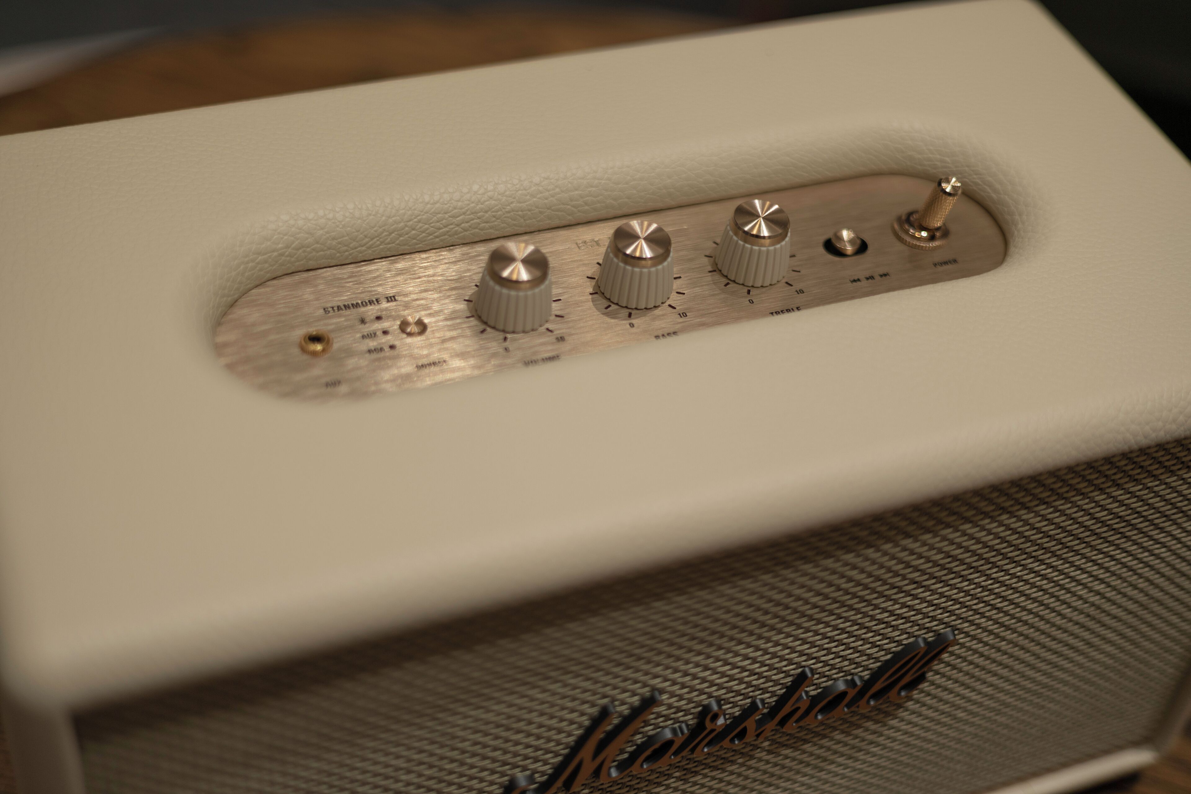 Primer plano del panel de control de un amplificador Marshall, con perillas y una etiqueta.