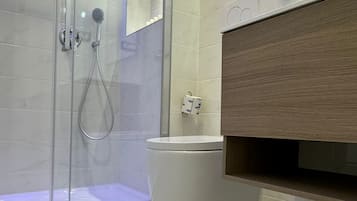 Chambre Double Confort | Salle de bain | Douche, sèche-cheveux, serviettes fournies, savon