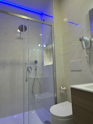 Comfort Double Room | Bathroom | Shower, hair dryer, towels, soap - Turati Inn (Rome)