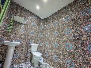 Dusche, Haartrockner, Handtücher, Seife