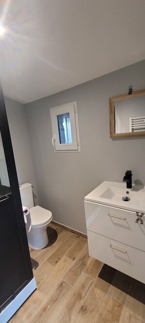 Dusche, Handtücher, Toilettenpapier