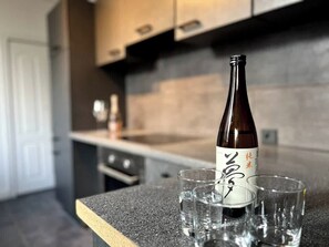 Microwave, oven, stovetop, cookware/dishes/utensils - Van Gogh Apartment Eindhoven-Nuenen (Nuenen)