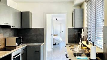 Frigorifero, microonde, forno, piano cottura