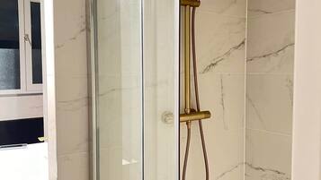 Ducha, secador de pelo, shampoo