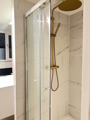 Een douche, een haardroger, shampoo