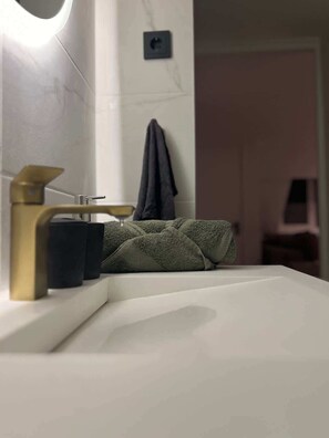 Chuveiro, secador de cabelo