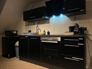 Een koelkast, een magnetron, een oven, een kookplaat