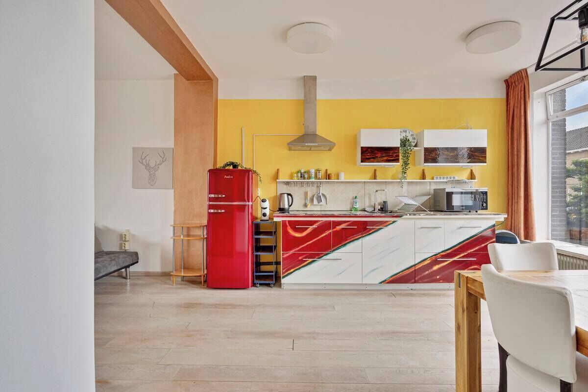 Een koelkast, een magnetron, een oven, een kookplaat