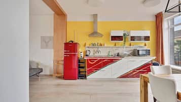 Een koelkast, een magnetron, een oven, een kookplaat