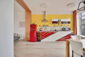 Fridge, microwave, oven, stovetop