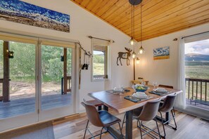 Dining - Warm Springs Ranch Mtn View & Deck: Fairplay Cabin (Fairplay)