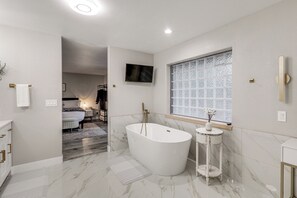 4 habitaciones, tabla de planchar con plancha, cuna de viaje y wifi 