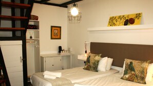 Een slaapkamer met twee bedden, een bureau, een stoel en een ladder.