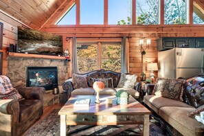 Smart TV, fireplace, video games, books - A Smoky Mountain Ridge near Gatlinburg, Rocky Top Sports World & National Park! (Gatlinburg)