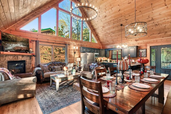 Dining - A Smoky Mountain Ridge near Gatlinburg, Rocky Top Sports World & National Park! (Gatlinburg)