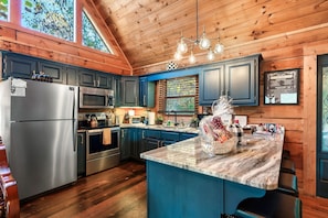 Fridge, microwave, oven, stovetop - A Smoky Mountain Ridge near Gatlinburg, Rocky Top Sports World & National Park! (Gatlinburg)