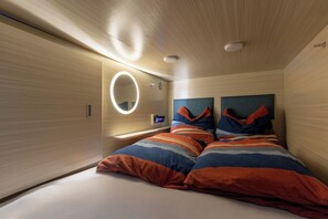 Habitación doble estándar, 1 cama matrimonial | Ropa de cama de alta calidad, edredón y escritorio 