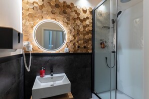Dusche, Haartrockner, Handtücher, Seife